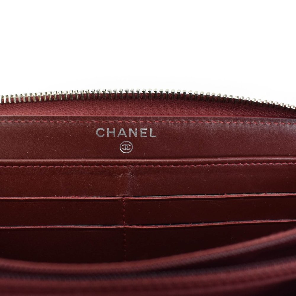 CHANEL: Burgundy Quilted Leather CC Logo Wallet nu - Picture 8 of 10